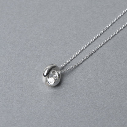 立体感のあるシルバー925のペンダントトップをクローズアップ。光の反射で生まれる陰影が美しく、Nine Nineらしい静かな存在感を放つ。