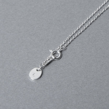 シルバー925チェーンの留め具部分。Nine Nineの刻印入りチャームが付属し、細部まで丁寧に仕上げられたデザイン。