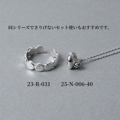 シルバー925製のスマイルモチーフ・ジュエリー。丸いプレートが連なるデザインリング（品番：23-R-031）と、ぷっくりとしたフォルムにスマイルが刻まれたネックレス（品番：25-N-006-40）が並んだ、セット使いの提案画像。