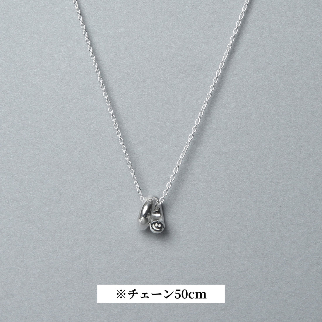 シルバー925製スマイルモチーフネックレス正面イメージ、50cmチェーン仕様の繊細なアズキチェーンと立体トップが分かる商品カット