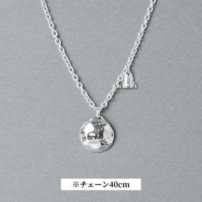 シルバー925製のネックレス。表面にクレーターのような凹凸を施した満月モチーフのトップと、小さなロケットのチャームが並ぶデザイン。