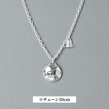 シルバー925製のネックレス。表面にクレーターのような凹凸を施した満月モチーフのトップと、小さなロケットのチャームが並ぶデザイン。
