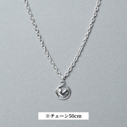 シルバー925製のハートモチーフネックレス。立体的なハートが中央にデザインされたペンダントが印象的で、丸みのあるフォルムが柔らかい印象を与える。チェーン長さ50cmで、ユニセックスに使えるシンプルなデザイン。