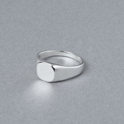 やや斜め前から見たラウンド型のシグネットリング。滑らかに磨き上げられたラウンドトップが光を柔らかく反射している。