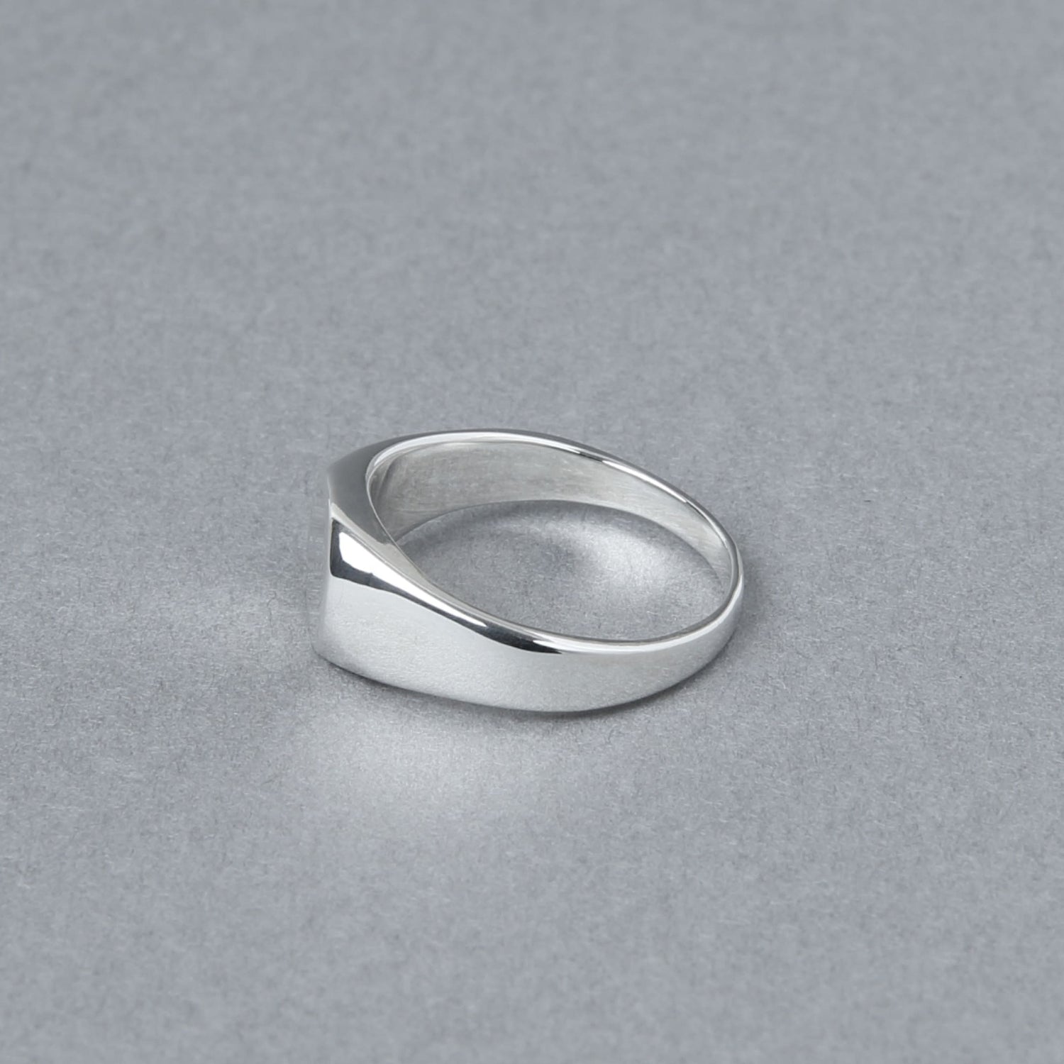 シグネットリングを横から撮影したカット。厚みのあるフォルムと曲線的なラインが、シンプルながら存在感のあるデザインを引き立てている。