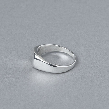 シグネットリングを横から撮影したカット。厚みのあるフォルムと曲線的なラインが、シンプルながら存在感のあるデザインを引き立てている。