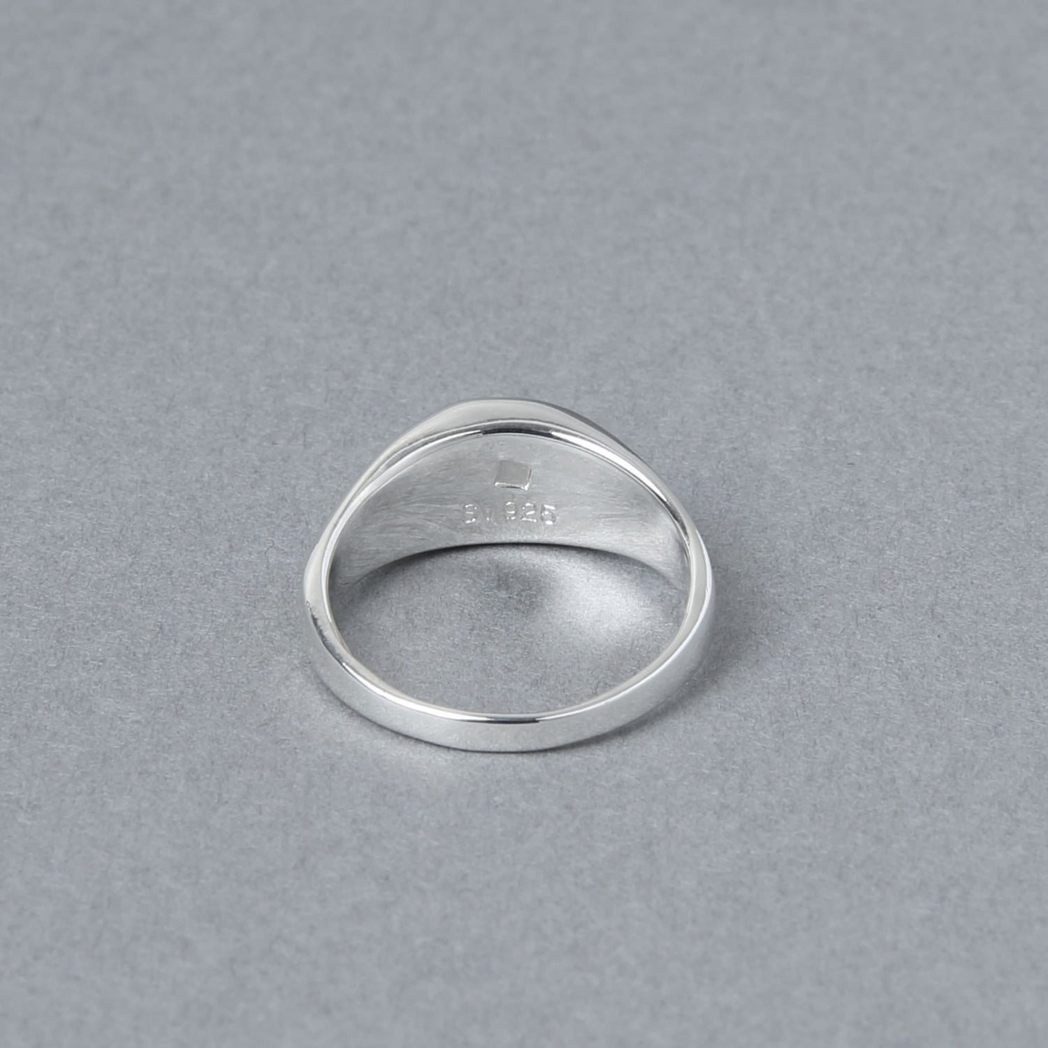 シグネットリングの内側を上から撮影。内側には「SV925」の刻印が入り、素材の品質を示している。