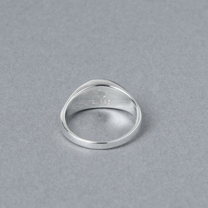 シグネットリングの内側を上から撮影。内側には「SV925」の刻印が入り、素材の品質を示している。