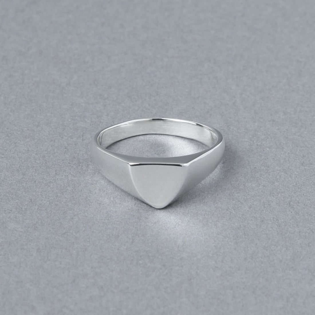 トライアングル型のフェイスが特徴的なシルバー925製シグネットリング。ミニマルなフォルムで、ピンキーリングとしても上品に馴染むデザイン。