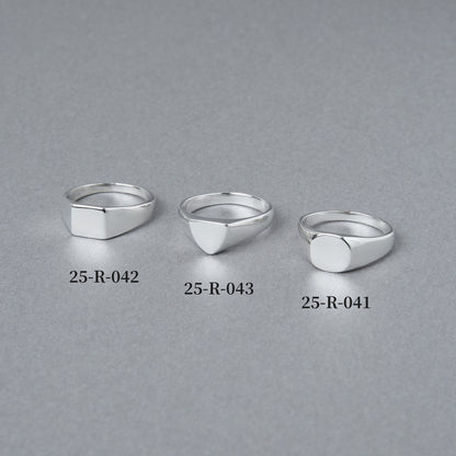 スクエア、トライアングル、ラウンドの3種類のシグネットリングを並べた比較画像。左端に「25-R-042」としてラウンド型リングが配置されている。