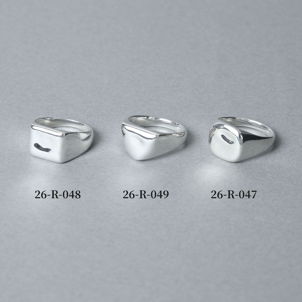 シルバー925製のシグネットリング 26-R-048、26-R-049、26-R-047。3種類のシグネットリングを並べて比較した商品画像