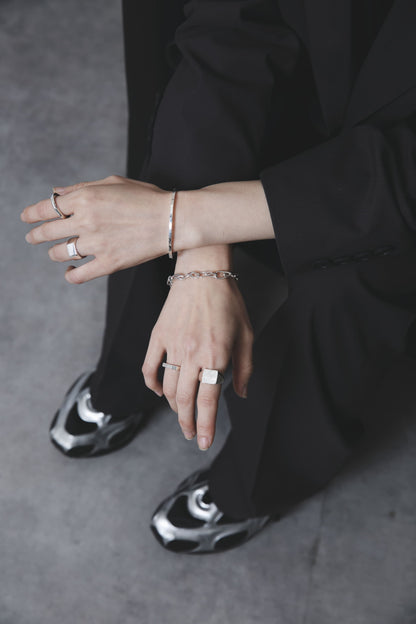 ブラックスーツに合わせたシルバー925バングルとリングのコーディネート着用イメージ