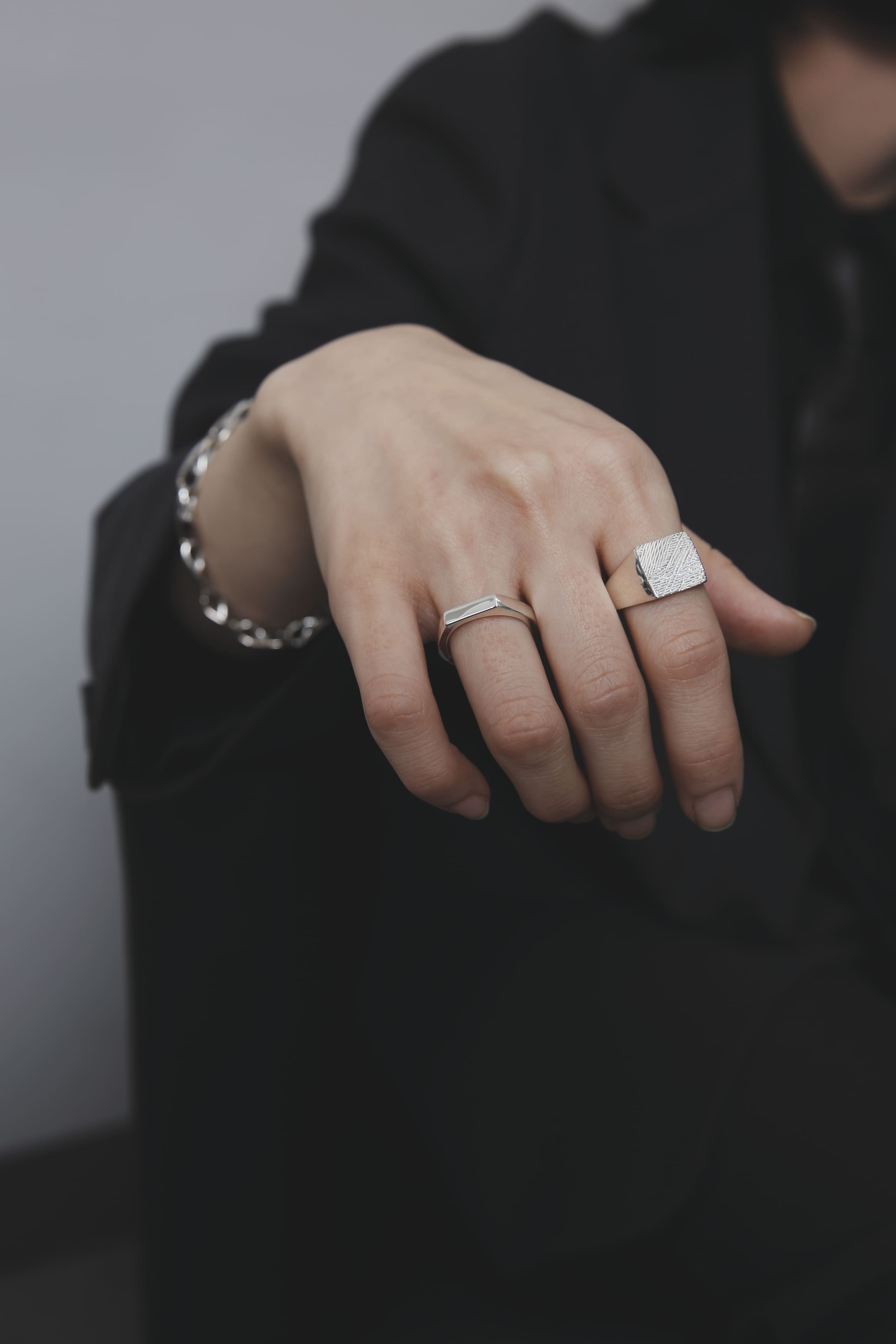 チェーンブレスレットとスクエアリングを組み合わせたモードな着用イメージ