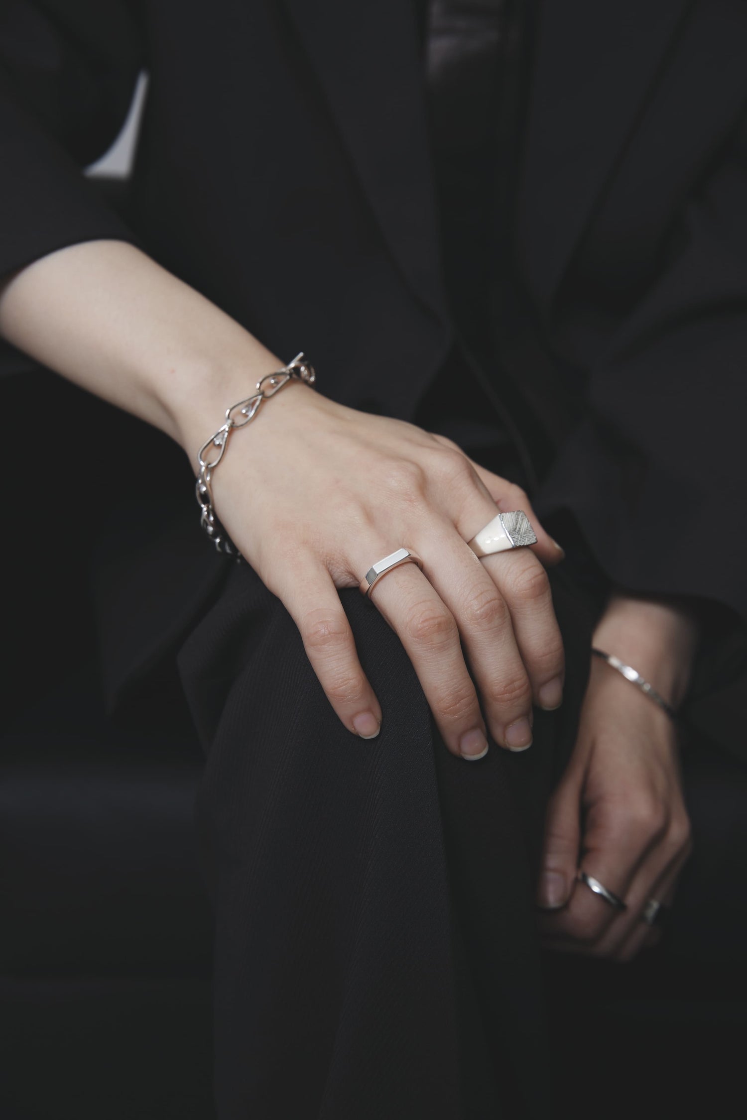 ブラックスーツにシルバー925のスクエアリングとシルバー925バンドリング、シルバー925チェーンブレスレットを合わせた着用イメージ