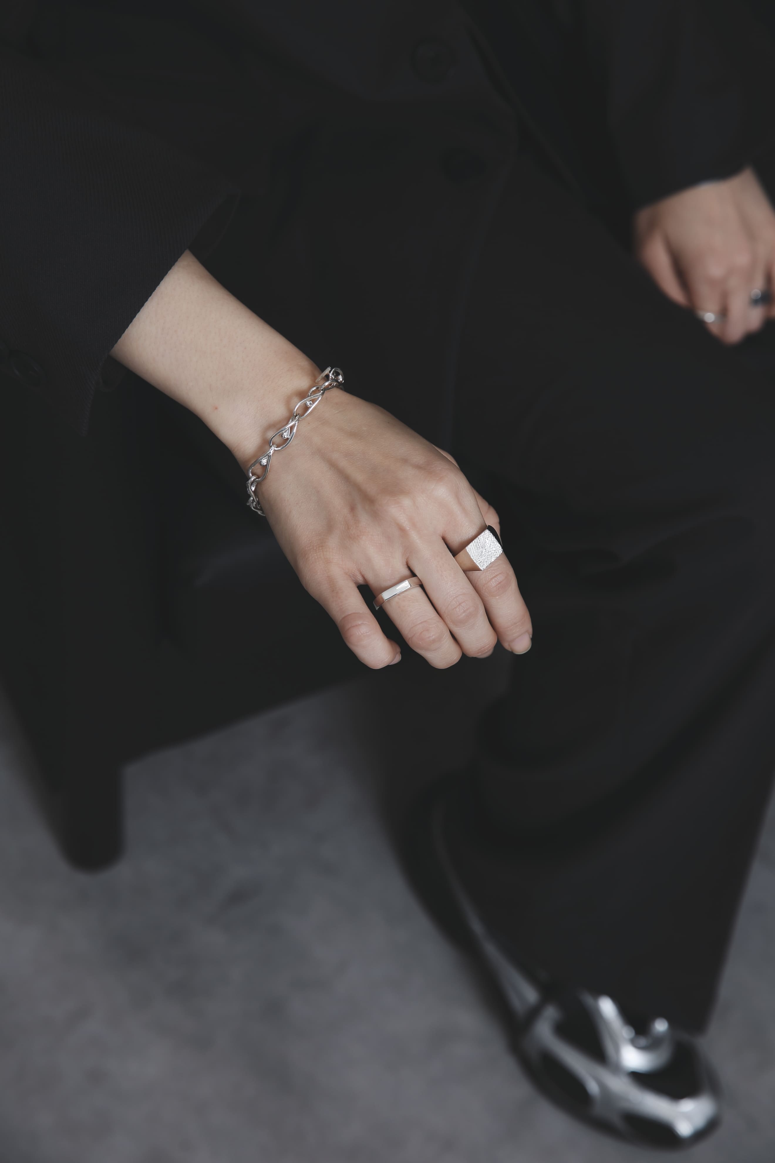 ブラックスーツにシルバー925のスクエアリングとシルバー925バンドリング、シルバー925チェーンブレスレットを合わせた着用イメージ