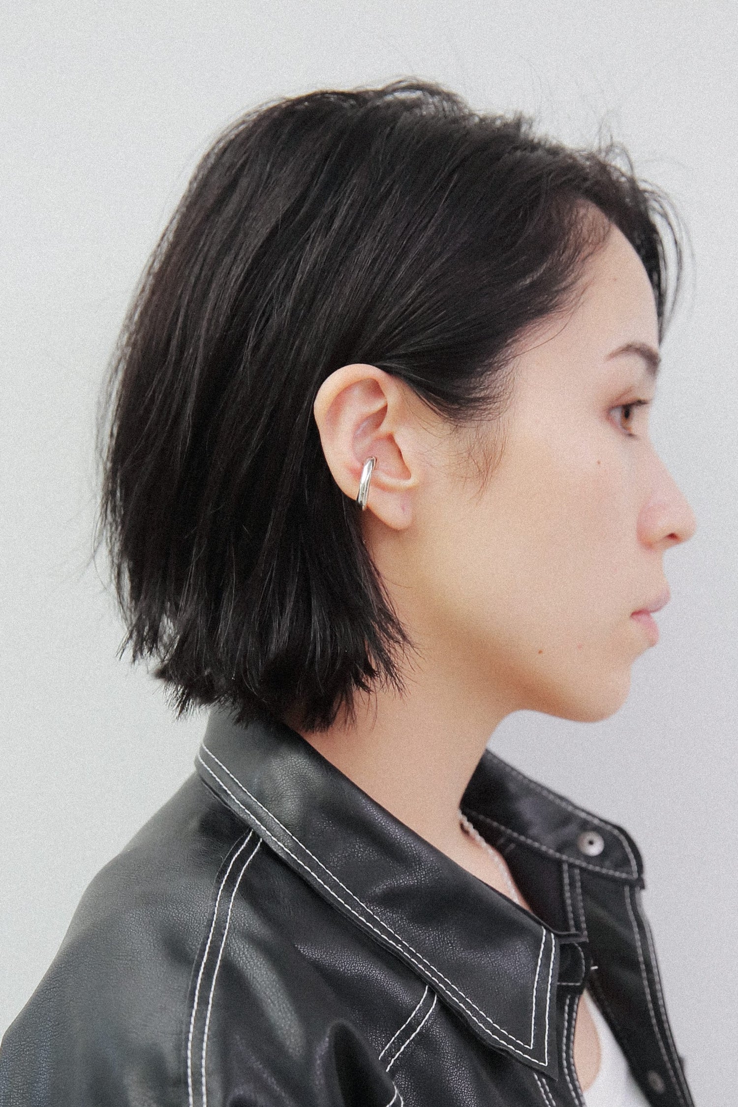 絶妙なニュアンスの凹凸が施されたシルバー925製イヤーカフ。職人の手仕事を感じさせる温かみのあるフォルムと、高品質な銀の輝きが特徴です。