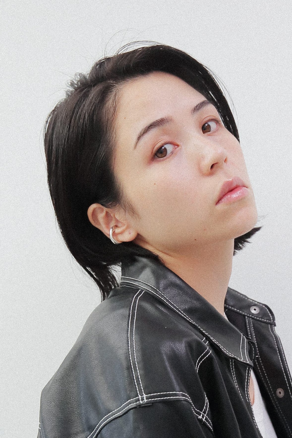 絶妙なニュアンスの凹凸が施されたシルバー925製イヤーカフ。職人の手仕事を感じさせる温かみのあるフォルムと、高品質な銀の輝きが特徴です。