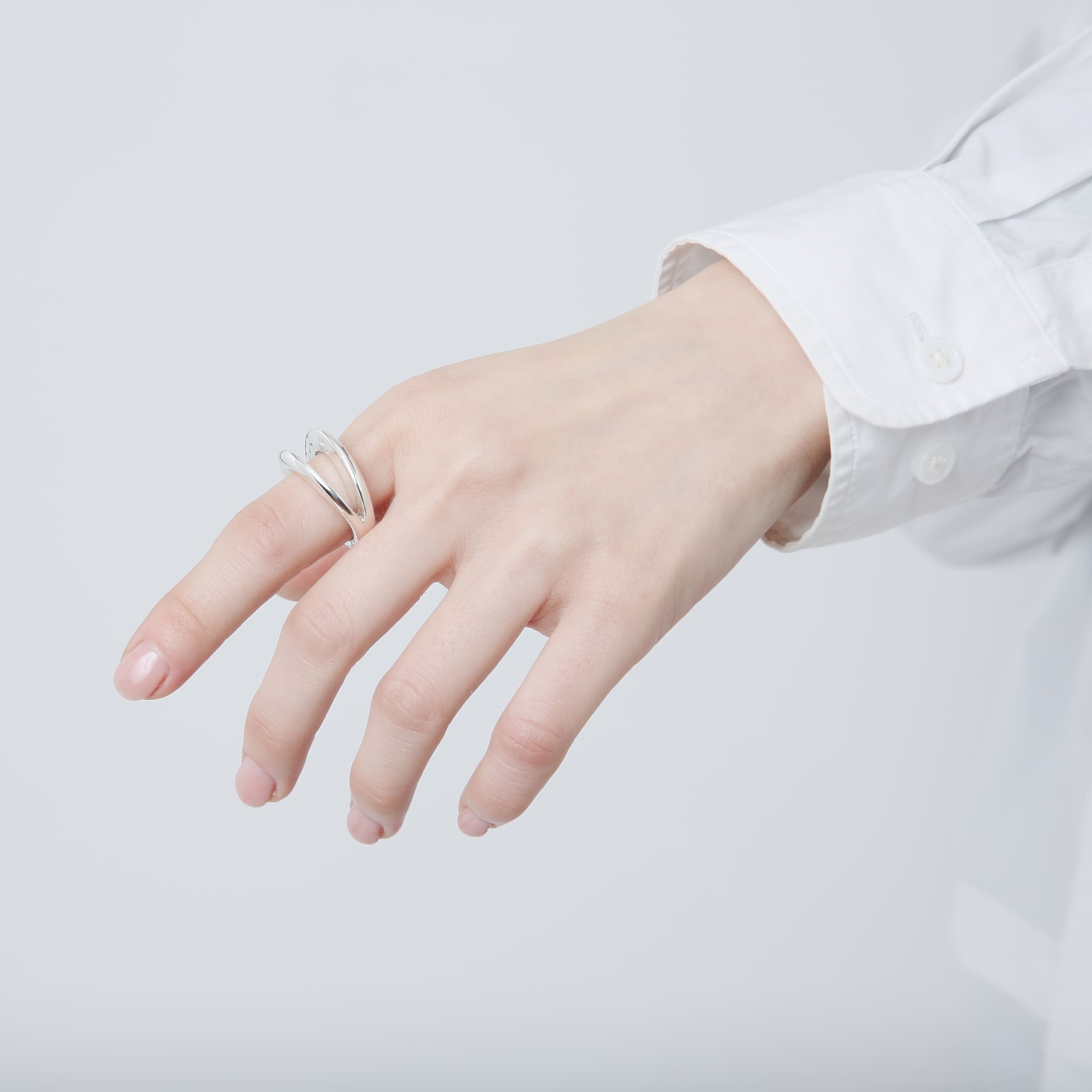 指先を軽く曲げたポーズでの着用カット。シルバー925素材が引き立つ、清潔感のあるスタイリング。