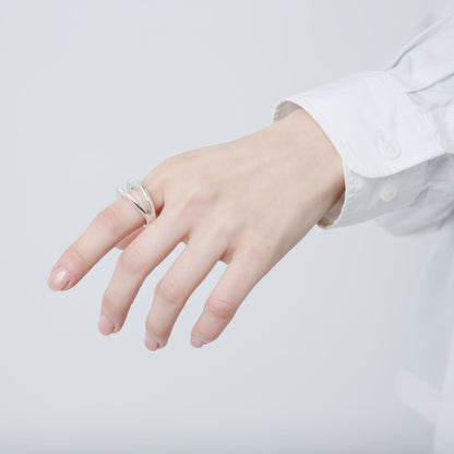 指先を軽く曲げたポーズでの着用カット。シルバー925素材が引き立つ、清潔感のあるスタイリング。