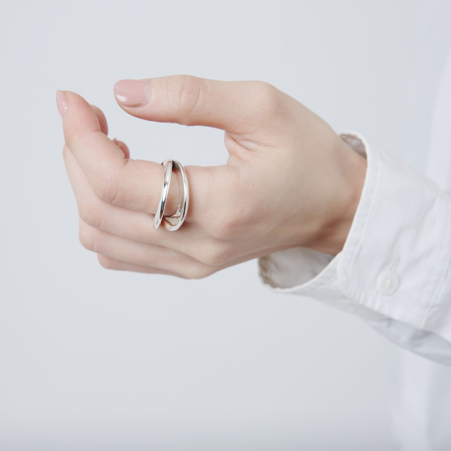 手のひら側から見たリングの着用画像。シルバー925の厚みと、肌なじみの良い曲線美。