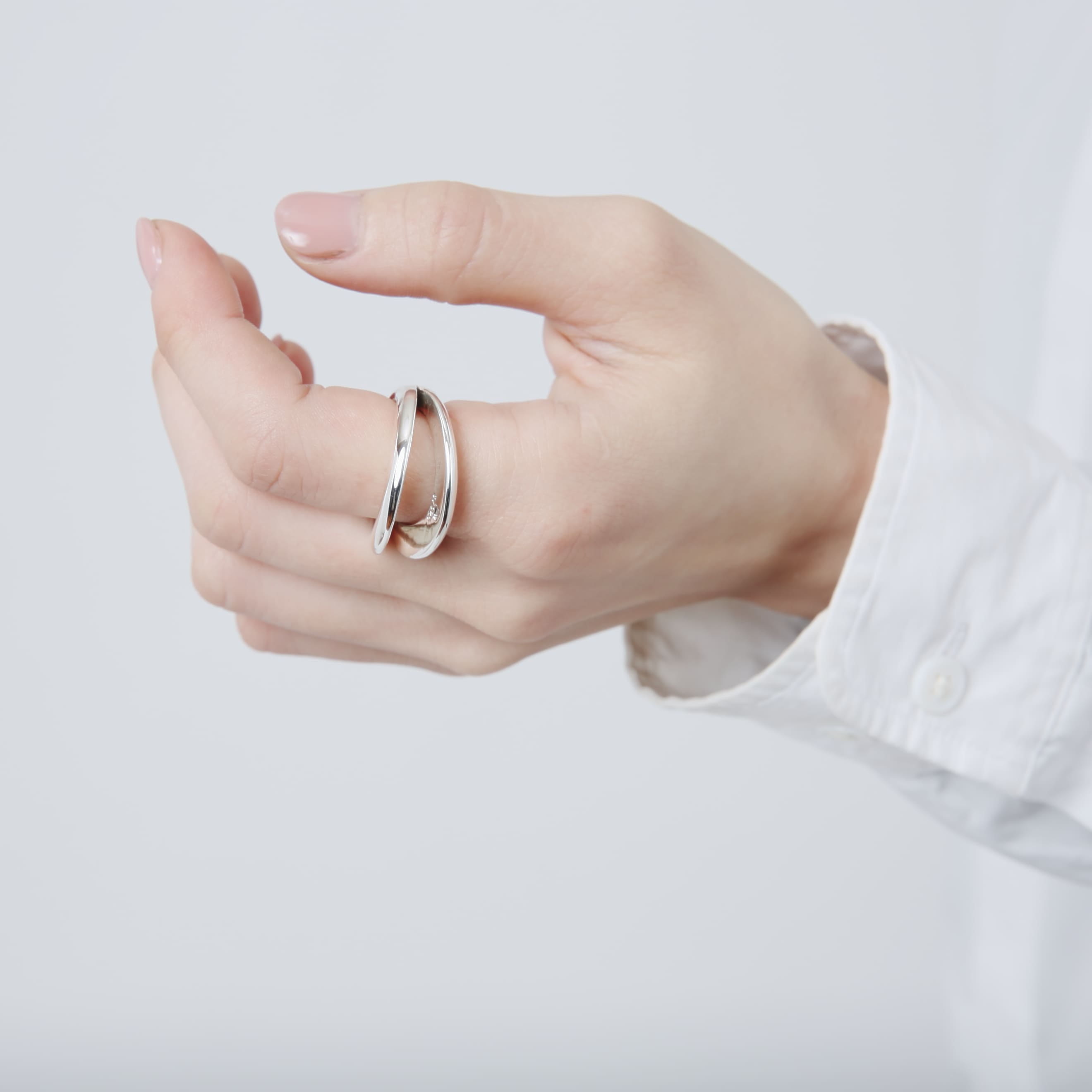 手のひら側から見たリングの着用画像。シルバー925の厚みと、肌なじみの良い曲線美。