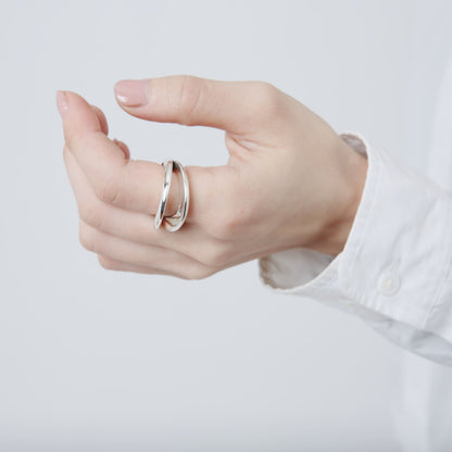 手のひら側から見たリングの着用画像。シルバー925の厚みと、肌なじみの良い曲線美。
