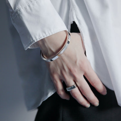 ホワイトシャツに合わせたシルバー925バングルとリングの着用イメージ、クリーンな手元スタイリング