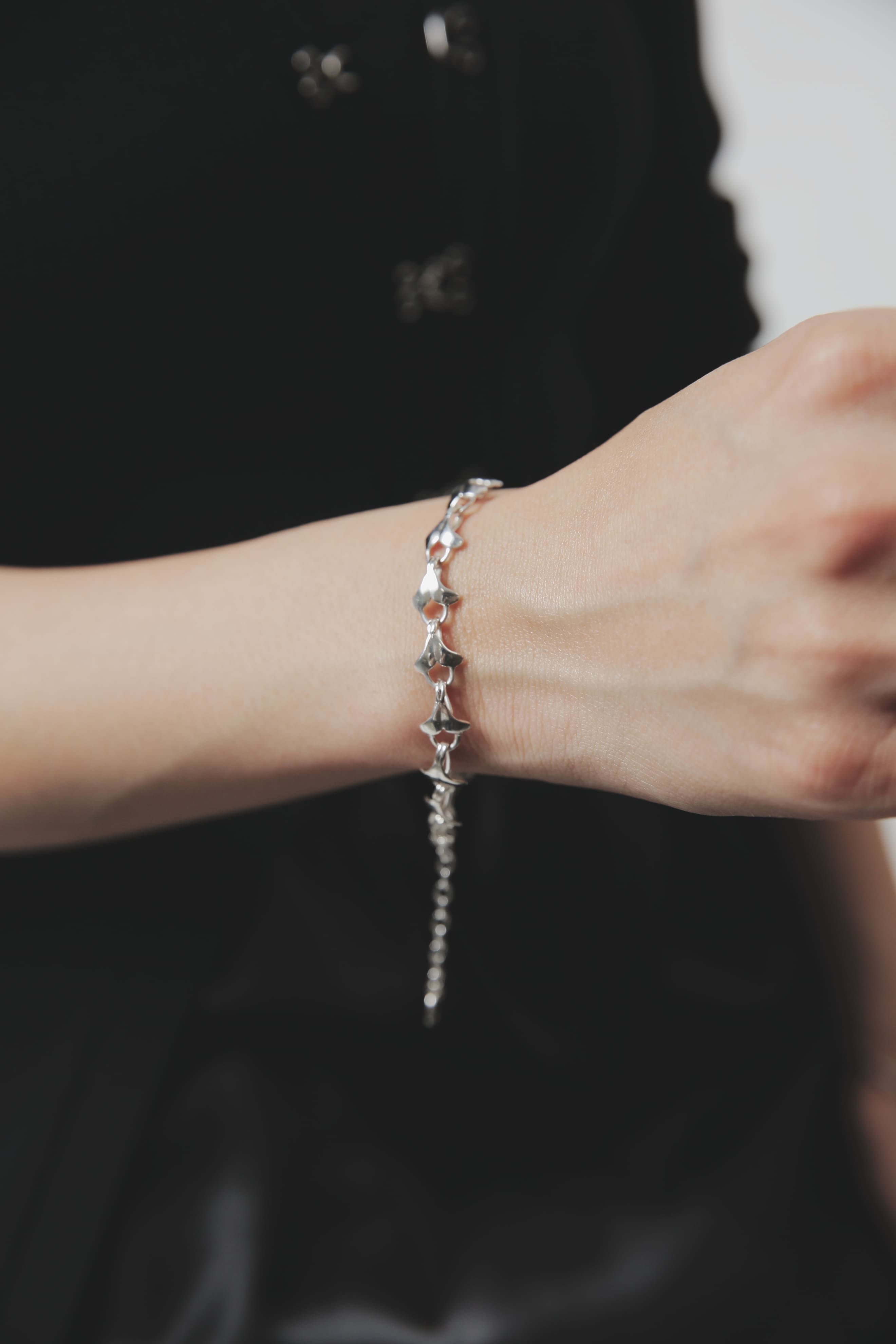 シンプルなコーディネートに映える、イチョウの葉モチーフのシルバーブレスレット。程よいボリューム感がありながら、抜け感のあるデザインで手元を洗練された印象に。