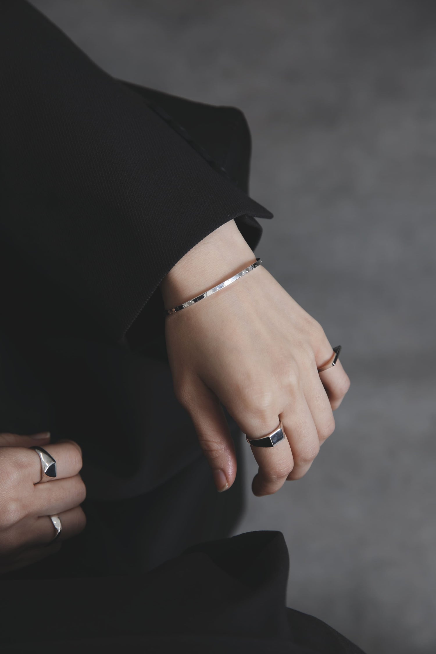 袖口ボタンとシルバー925バングルのコントラストが際立つ着用カット