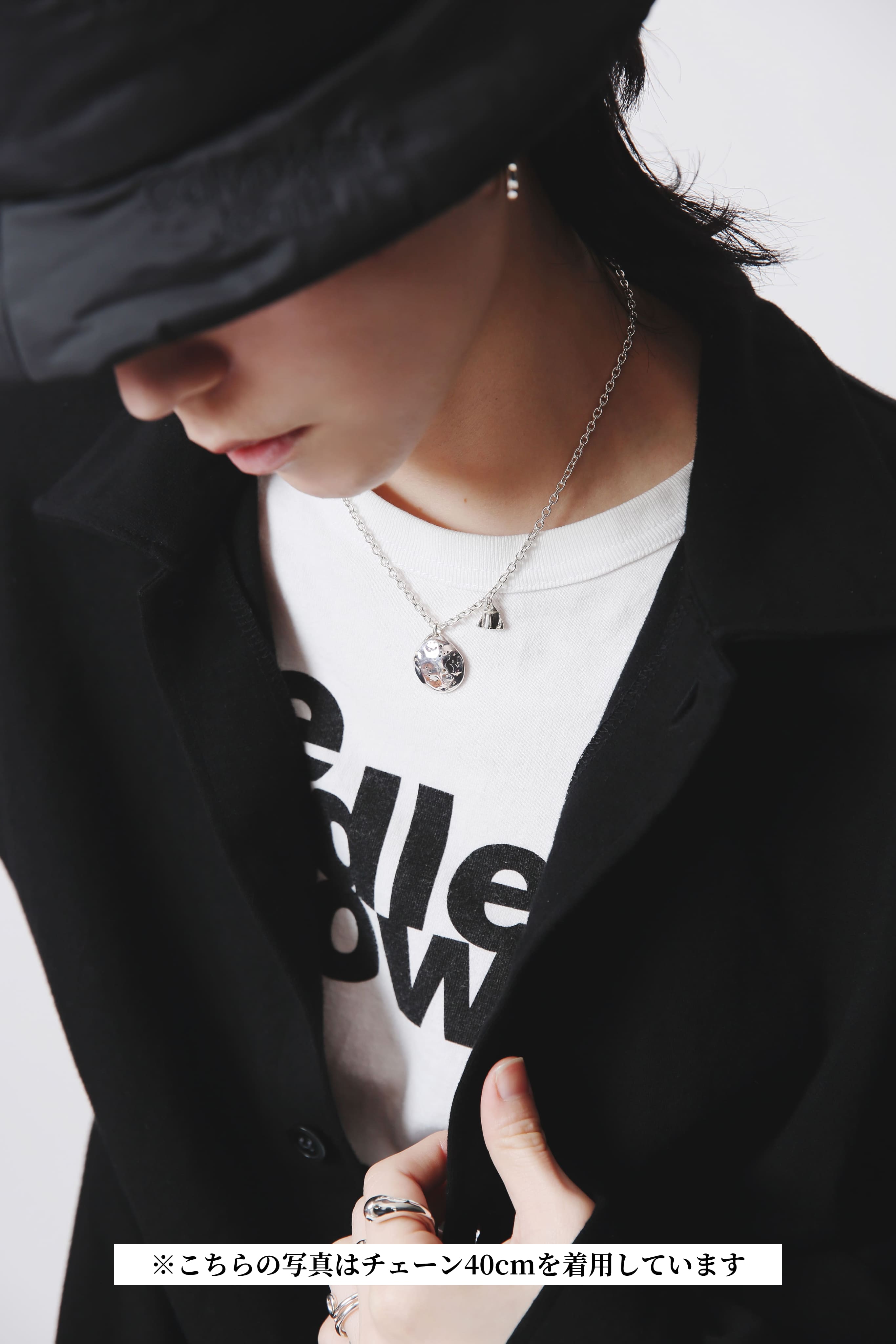 シルバー925製ラウンドモチーフネックレス着用イメージ、チェーン40cm仕様でブラックジャケットに合わせた首元バランスが分かるスタイリング写真